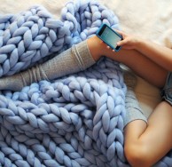 Οι απίστευτα χουχουλιάρικες κουβέρτες της Anna Mo είναι η επιτομή του coziness