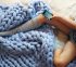 Οι απίστευτα χουχουλιάρικες κουβέρτες της Anna Mo είναι η επιτομή του coziness