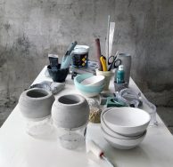 Αφιέρωμα τσιμέντο: ένα από τα πιο παρεξηγημένα υλικά μας ξανασυστήνεται ως μία από τις πιο τολμηρές και smart chic επιλογές πρώτης ύλης για χειροποίητες δημιουργίες μοναδικής αισθητικής