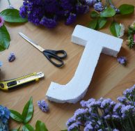 DIY: Φτιάξε εύκολα και γρήγορα το Πρωτομαγιάτικο στεφάνι σου σε σχήμα μονογράμματος για την εξώπορτά σου!