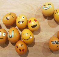 Πώς θα βάψεις emoji Πασχαλινά αβγά που τα σπάνε, τα τσουγκρίσεις – δεν τα τσουγκρίσεις!