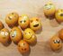 Πώς θα βάψεις emoji Πασχαλινά αβγά που τα σπάνε, τα τσουγκρίσεις – δεν τα τσουγκρίσεις!